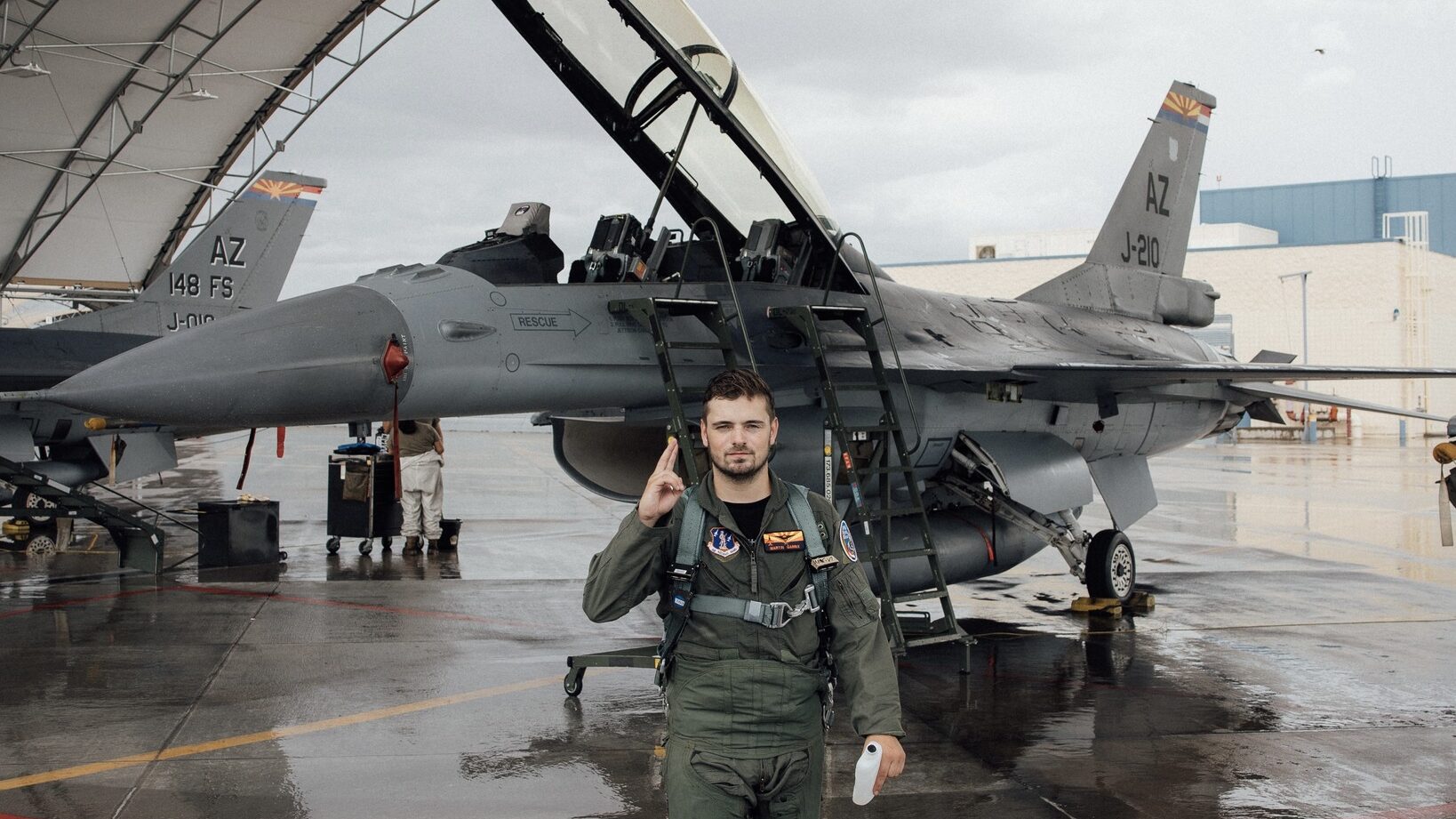 Martin Garrix volando en un F-16 de combate en el último episodio de "The Martin Garrix Show"